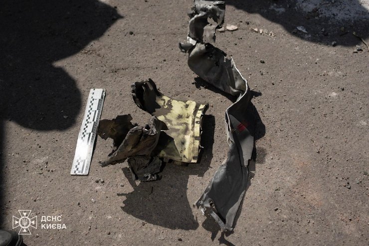фото металлических обломков возле дома в Дарницком районе, 13-14 мая