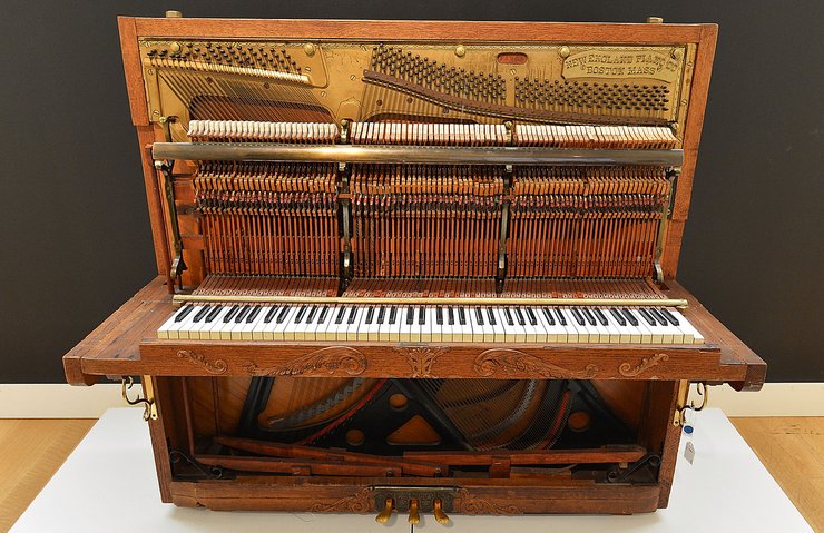 пианино Джона Леннона, старинное пианино, фортепиано, Клуб одиноких сердец сержанта Пеппера, Sgt. Pepper’s Lonely Hearts Club Band