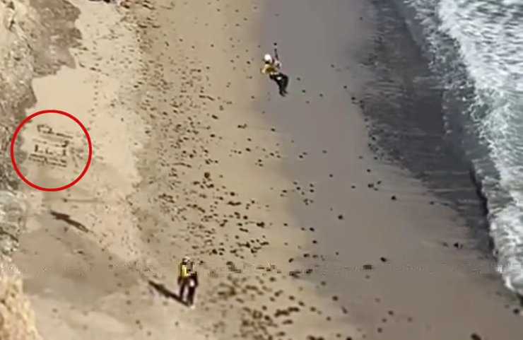 Спасательная операция, мужчина на безлюдном пляже выложил послание, США, курьезы, несчастные случаи, фото