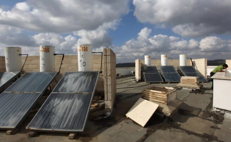 Солнечные водонагреватели на крыше жилого дома в Израиле