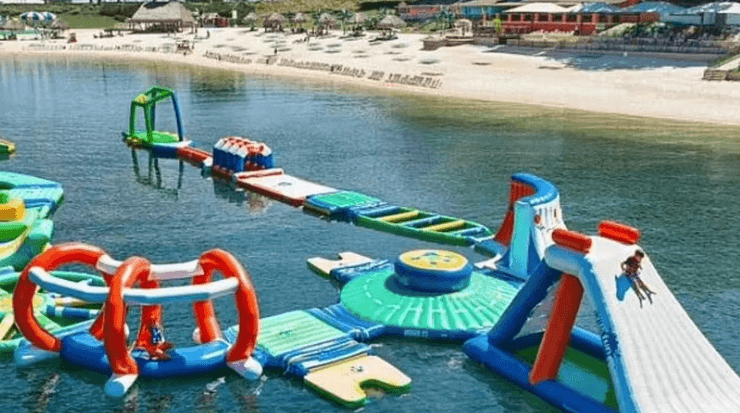 Аквапарк в США, озеро Ланьер, проклятое озеро, озеро с приведеньями, пугает людей, парк развлечений, водные горки, много смертей