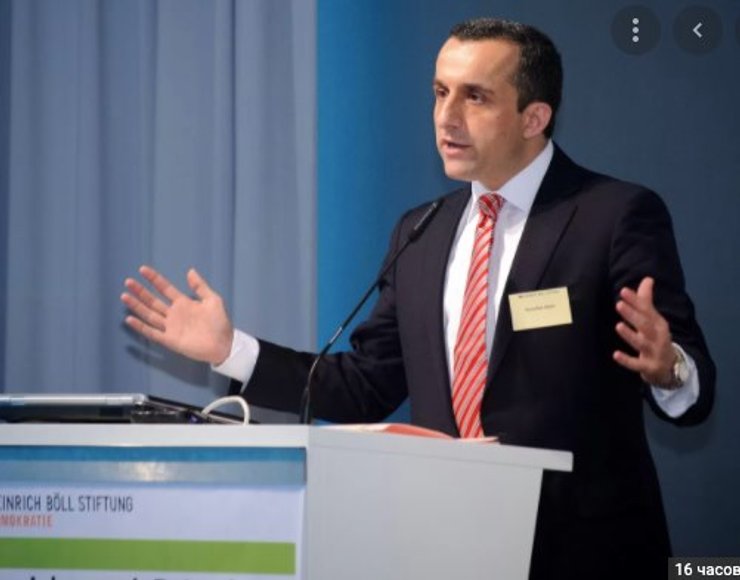 Амрулла Салех. На фото — не боєць, а чоловік в елегантному костюмі, який косить під європейського політика.