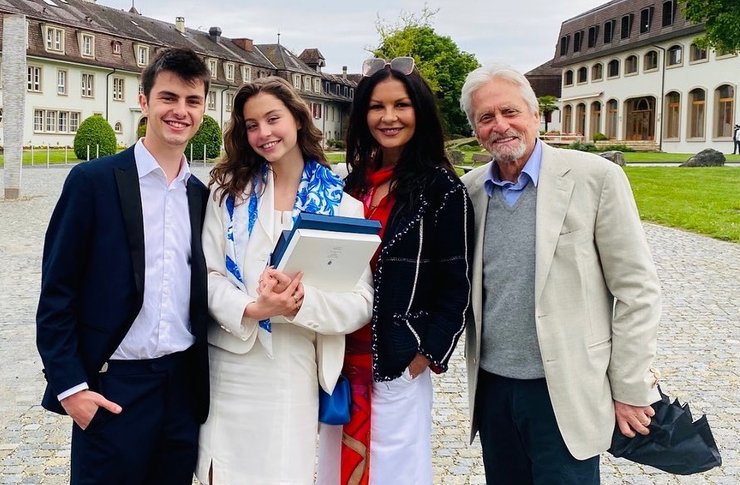 Кетрін Зета-Джонс та Майкл Дуглас з дітьми