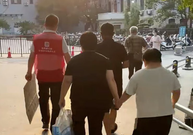 Довольно часто Чжэн помогает родственникам пациентов