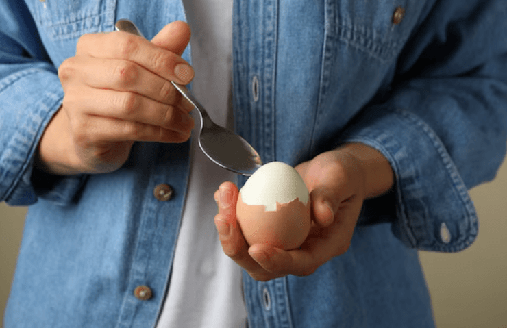 Варёное яйцо в руках