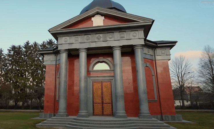 Леонід Яковишин збудував мавзолей за життя