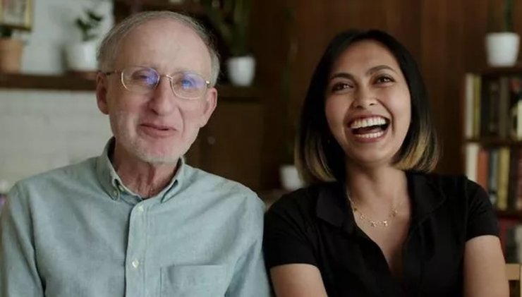 Сімейна пара, чоловік і дружина, вийшла заміж за 70-річного чоловіка, молода дівчина, шлюб, стосунки, познайомилися в мережі