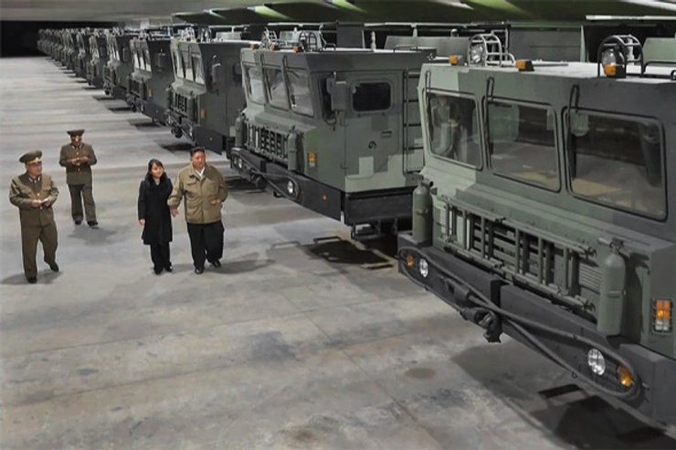 ким чен ын, Ли Соль Чжу, Ким Чен Ын, лидер северной кореи, глава КНДР, кризис среднего возраста, Северная Корея, Ким Чен Ын жена, Ким Чен Ын здоровье, Ким Чен Ын ракеты, Ким Чен Ын дочь, Ким Чен Ын семья