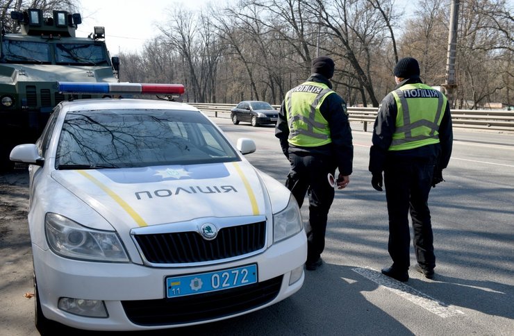 Згідно з чинним законодавством, представники Збройних Сил, Нацполіції, СБУ мають право перевіряти документи громадян