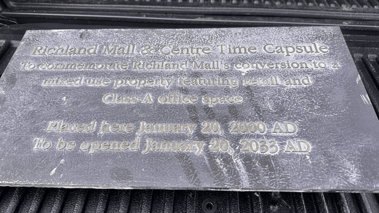 Капсула часу, знахідка, несподівана знахідка, знайшли скарб, торговий центр, старі речі, зарили капсулу часу,