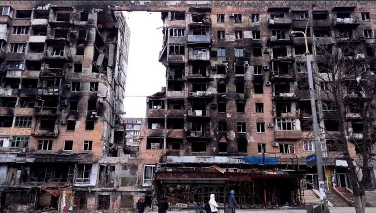 фото зруйнованої багатоповерхівки через удар ЗС РФ