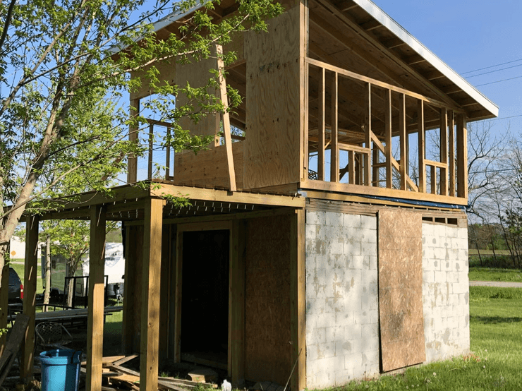 Мужчина собственноручно возводит дом