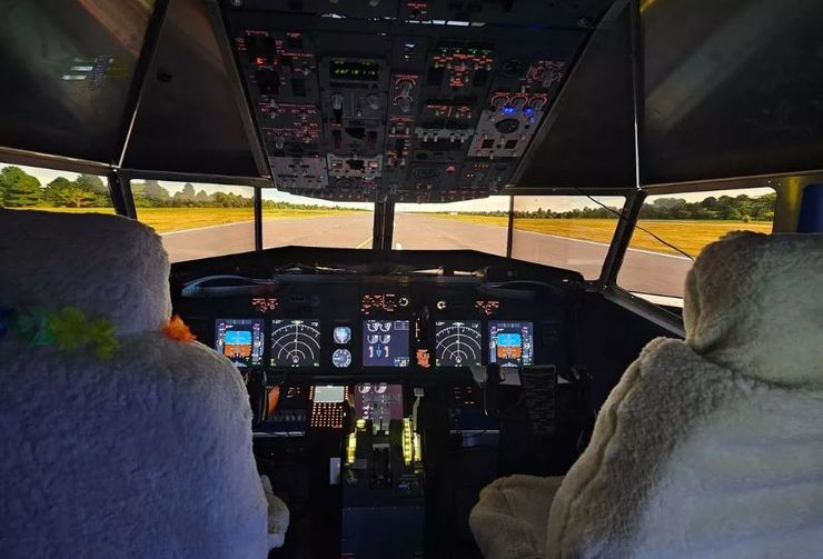 Мужчина построил у себя дома точную модель кабины самолета Boeing 737, курьезы, интересные хобби