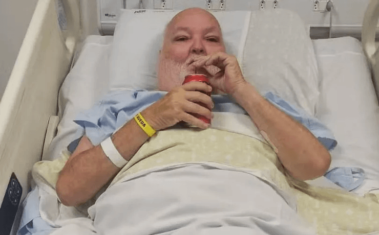 Coca-Cola, напиток, бутылка, стол, 50 лет пил Coca-Cola, газировка, лежал в больнице, мороженое, пенсионер, любит Coca-Cola