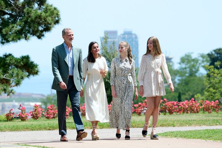 королем Филипп VI, королева летиция, принцесса леонор, принцесса софия