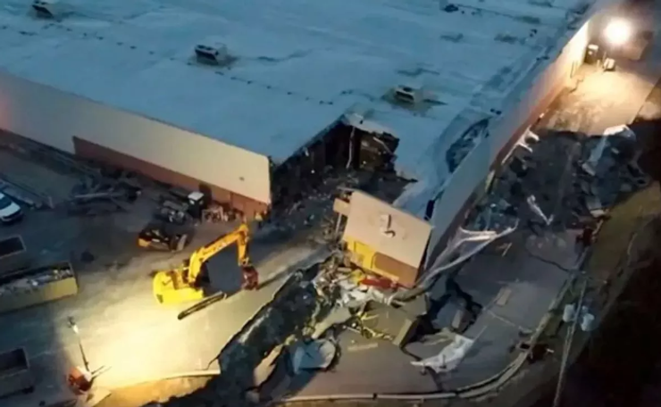 Супермаркет ушел под землю, оползень, обвал, США, авария, катастрофа, фото