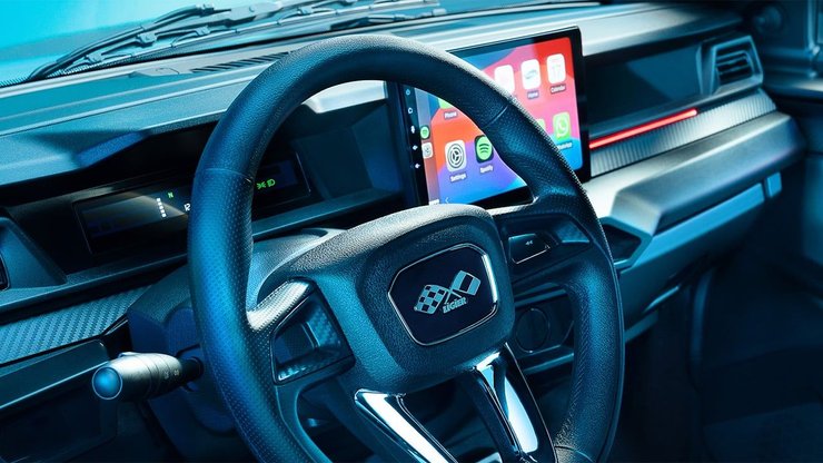 На передней панели установили два дисплея