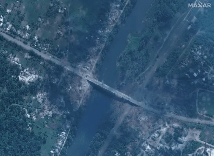 разрушенный Пролетарский моск в северной части Лисичанска.,