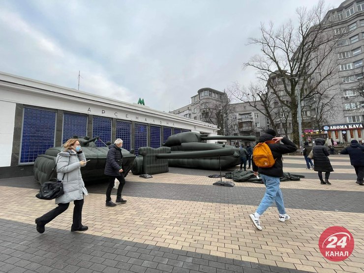 танки возле метро