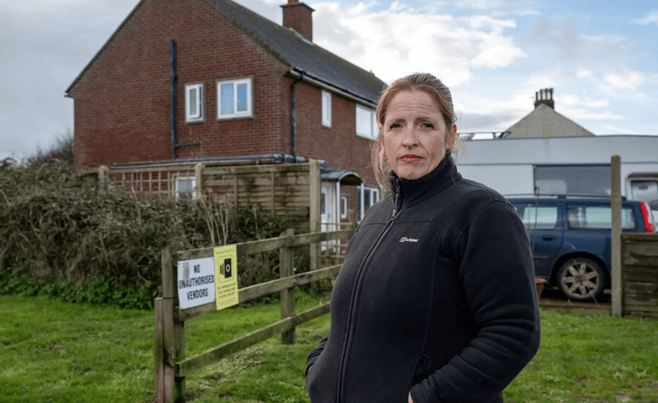 Дом, дом рухнет в море, окажется в воде, рухнет с обрыва, эрозия земли, штормы, женщина боится потерять дом, край обрыва