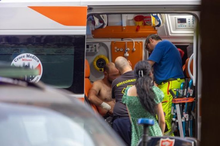 Медики надають допомогу постраждалим у масовій бійці в Мілані