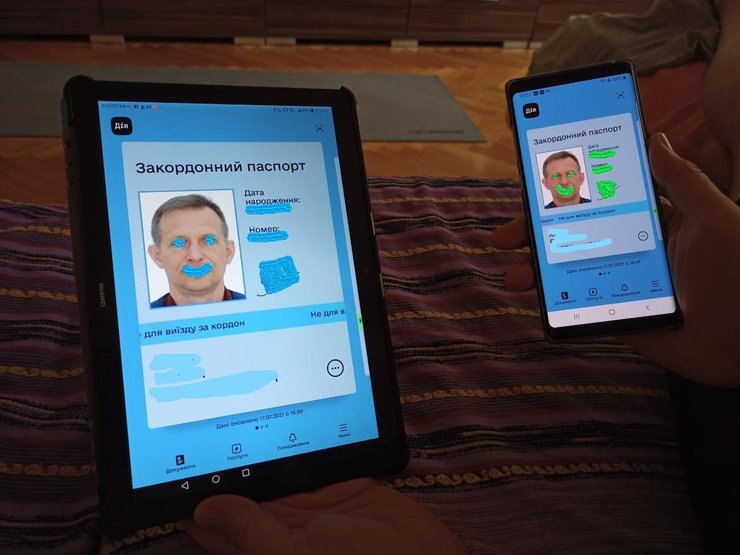 У мене на руках — відразу дві повнофункціональні копії "Дії".