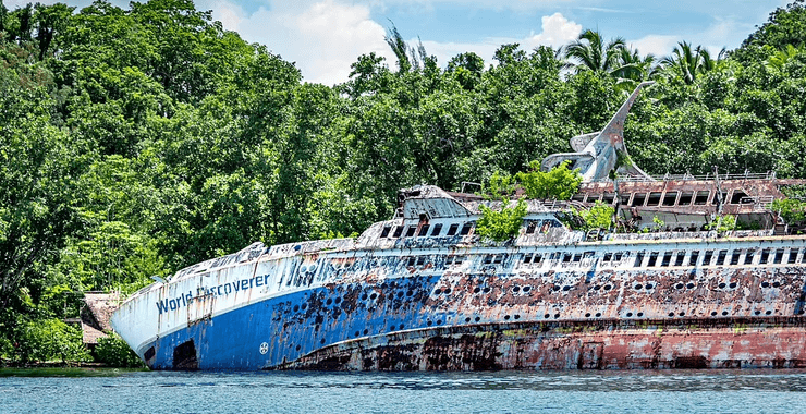 Затонувший круизный лайнер, корабль, судно, заброшенное судно, затонувший у бухты корабль, туристы, пляж, море, океан, катастрофа в раю,