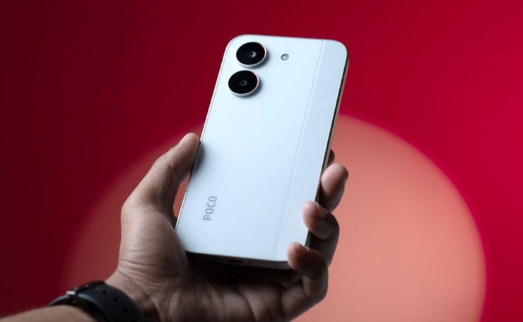 Poco X8 Pro смартфон у руці