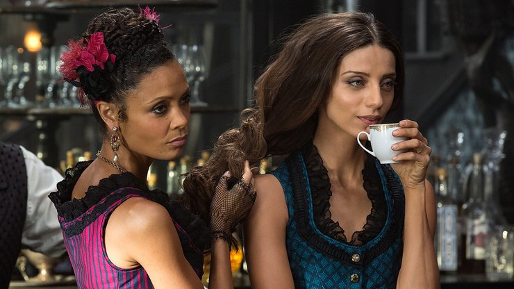 кадр из сериала мир дикого запада - Тэнди Ньютон и Анджела Сарафян