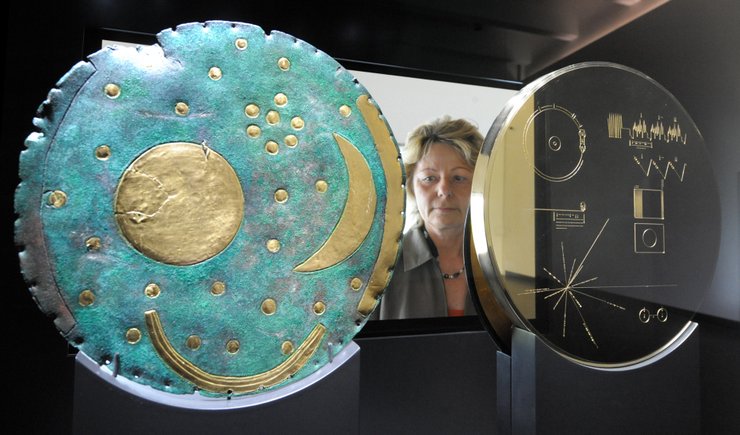 небесный диск, женщина, выставка, снимок