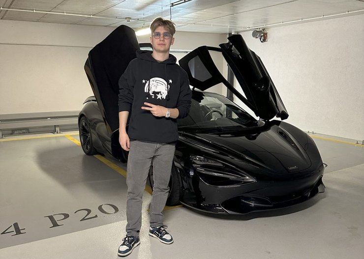 McLaren 720S блогер