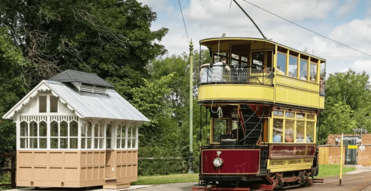 Старый трамвай и исторические постройки в деревне Крич в Англии
