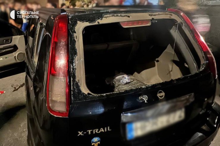 Разгромленный автомобиль ТЦК в результате драки в Тернополе 25 августа