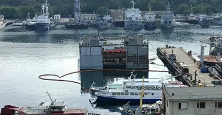 В бухте оккупированного Севастополя затонул плавдок