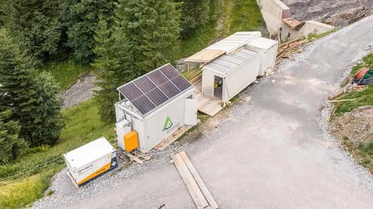 Батарея Liebherr LPO 100 використовується на будівництві замість генератора