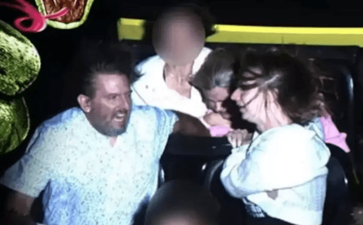 Кріс і Кессі Евінс утримують дитину під час поїздки на швидкості 120 км/год, запобігаючи падінню з атракціону