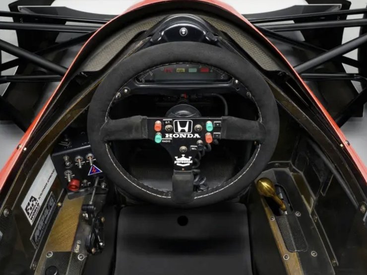 болид формулы-1 Кокпит McLaren MP4/6