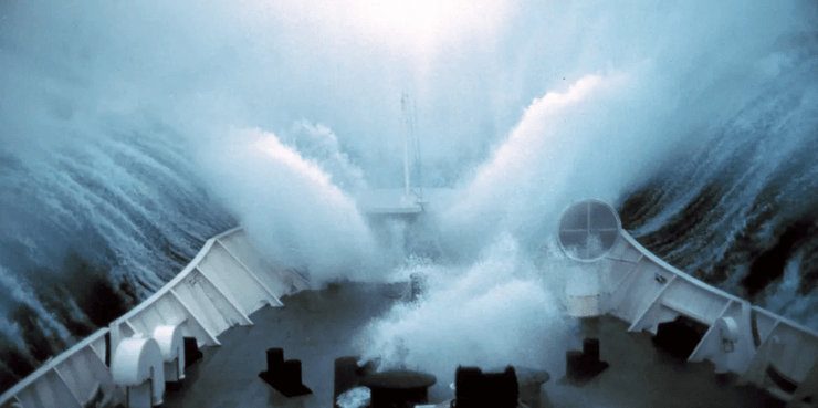 Вид с палубы лайнера во время удара гигантской волны в Атлантическом океане