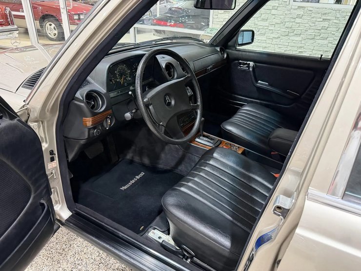 салон Мерседеса W123