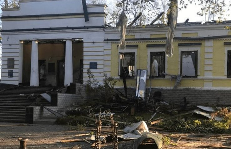 музей сковороды, попали в музей, музей сковороды удар
