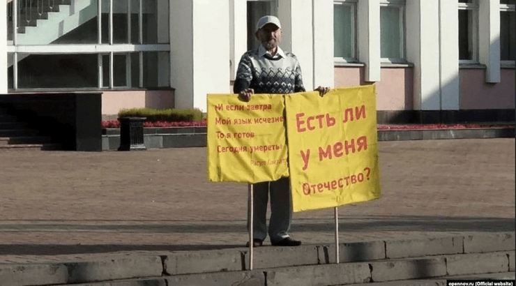 Удмуртский ученый Альберт Разин пикетирует здание Государственного совета Удмуртии. Через мгновение он совершит акт самосожжения. Ижевск, 2019 год