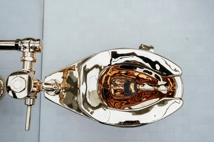 Туалет был выставлен в штаб-квартире Sotheby's в Нью-Йорке