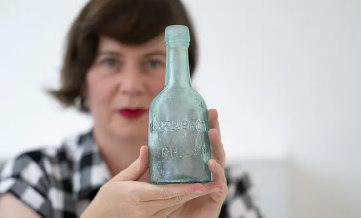 Женщина нашла на побережье океана записку в бутылке, послание удалось расшифровать, США,