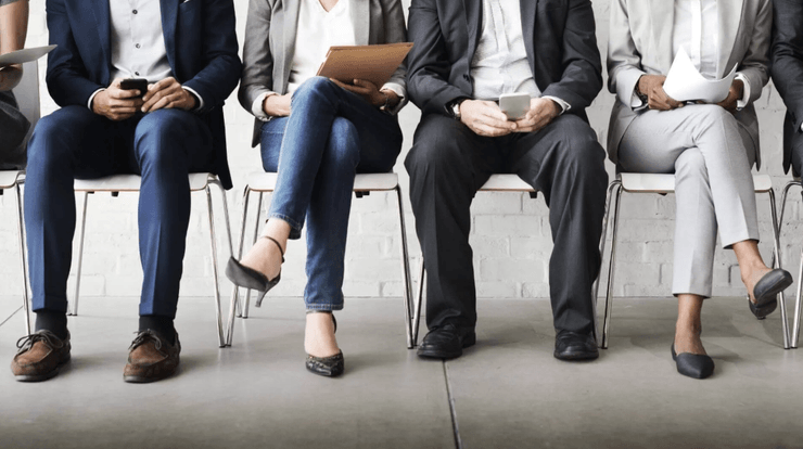 Люди в ожидании собеседования