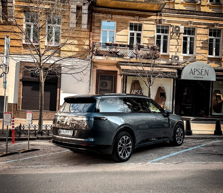 новий Lynk & Co 900