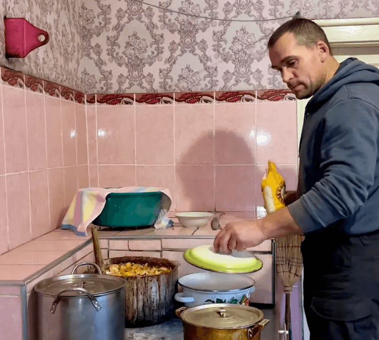 Чоловік живе в Карпатах і показує свій побут в селі