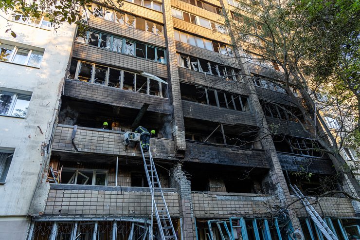 Обгоревший дом в Киеве после обстрела ночью на 4 июля