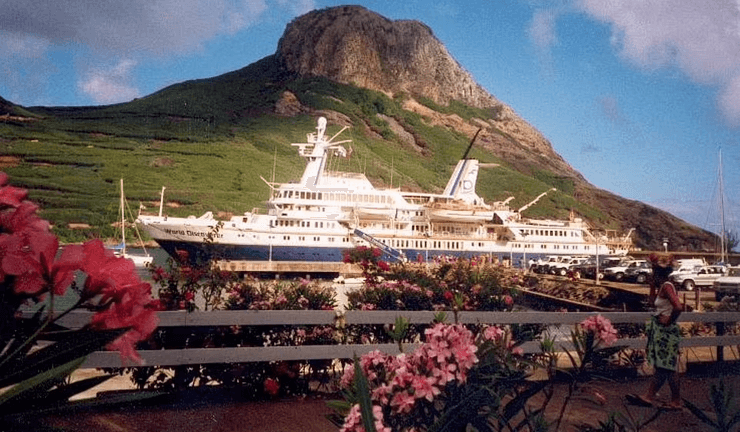 Затонувший круизный лайнер, корабль, судно, заброшенное судно, затонувший у бухты корабль, туристы, пляж, море, океан, катастрофа в раю,