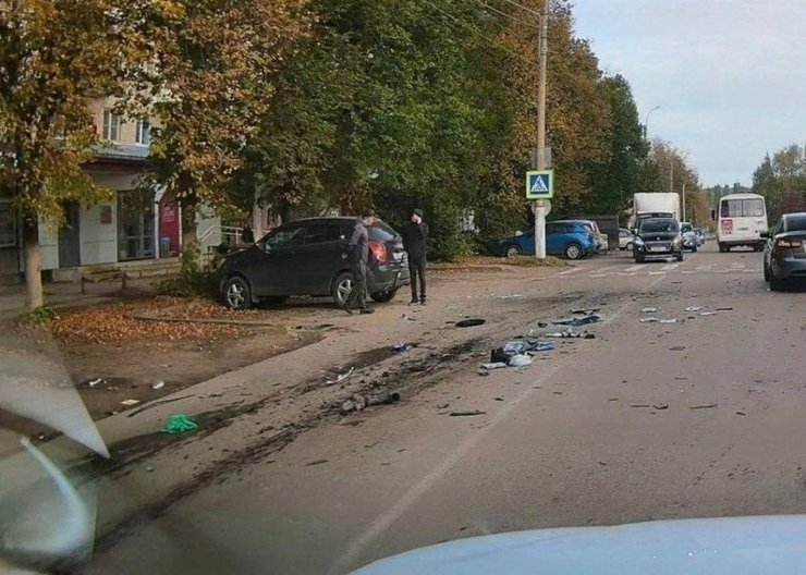 Місце вибуху автомобіля Романа Сиромятнікова на вулиці Дружби в Новомосковську, РФ