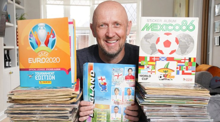 Наклейки с футболистами, коллекционер стикеров